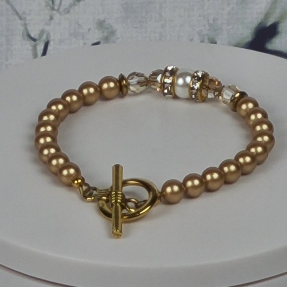 Elegant Gold Bracelet - Picture 3 of 4
